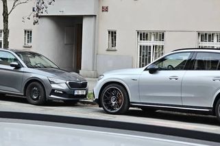 Zahříváte motor i v létě? Modernímu autu dlouhé stání na místě nepomůže